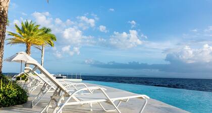 Charming Apartment in Puerto Bahía The Bannister with Balcony and Sea View.