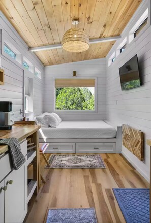 1 bedroom, desk, free WiFi, bed sheets