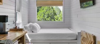 Cute clean cabin with views, hot tub, deck, grill - near Waco, TX