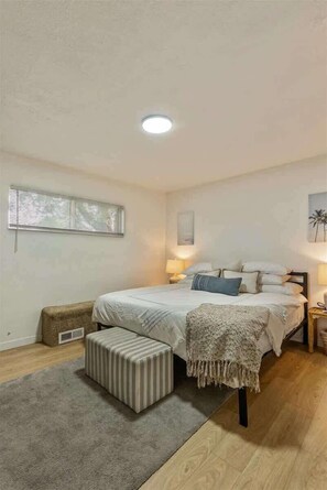1 bedroom, desk, travel crib, WiFi