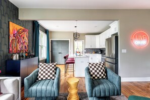 Smart TV, video games, table football, ping pong - The Nashville Getaway - Huge Backyard, Fire Pit, Movie & Game Room (Nashville)