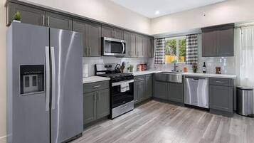 Full-size fridge, microwave, oven, stovetop