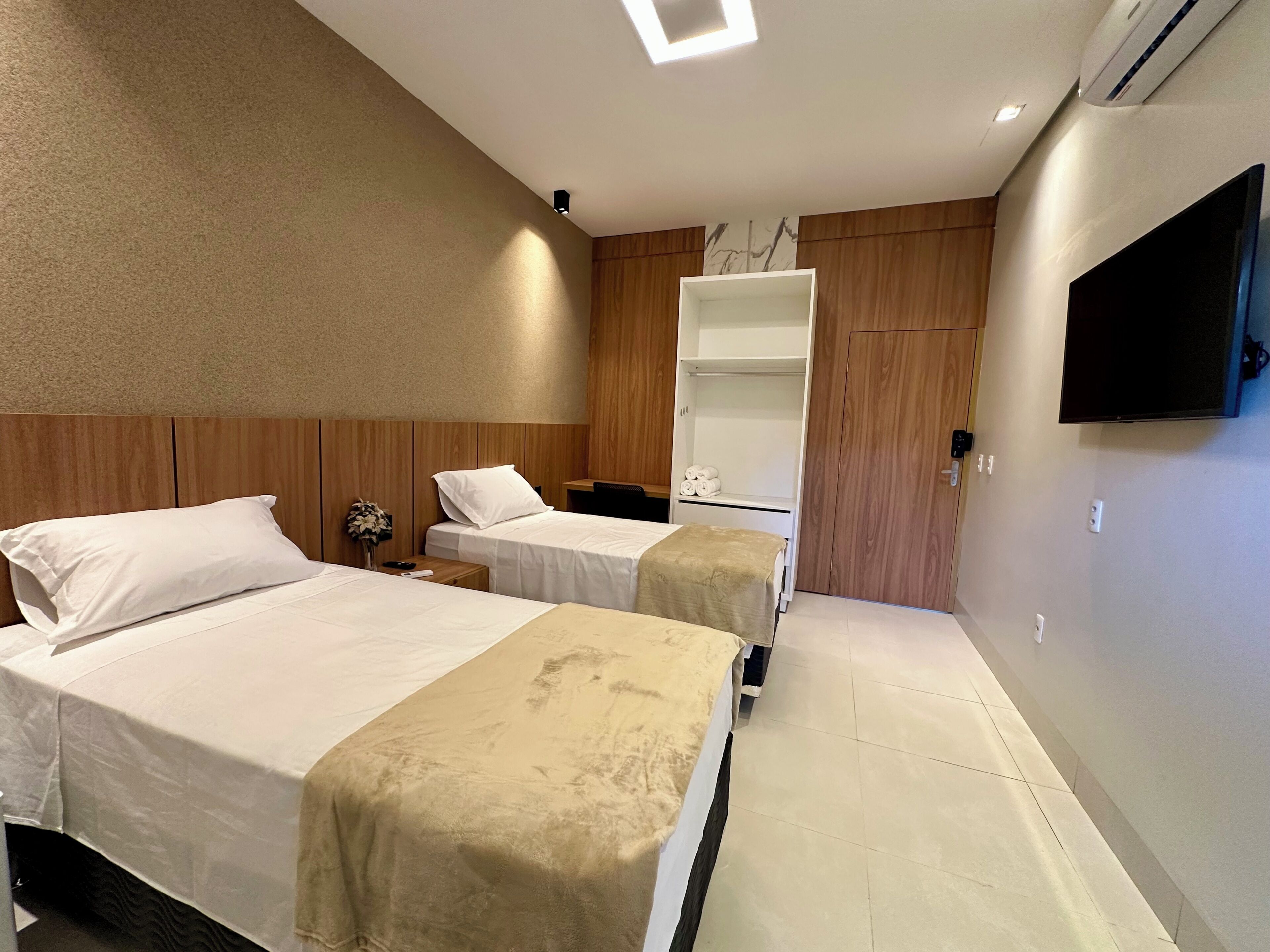 Habitación clásica con 2 camas individuales | Ropa de cama de alta calidad, edredón y escritorio 