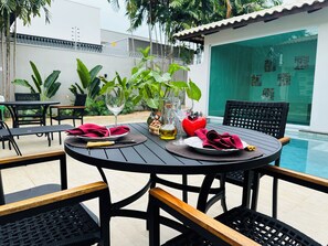 Ulkouima-allas avoinna 9.00–21.00, aurinkovarjoja, aurinkotuoleja