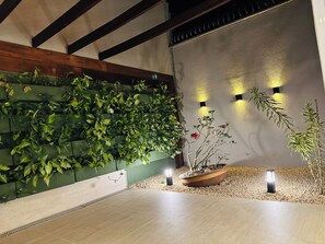 Chambre Triple Luxe, vue jardin | Baignoire à jets