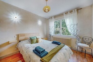 3 dormitoris, planxa i posts de planxar i un bressol de viatge 