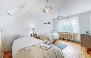 3 dormitorios, tabla de planchar con plancha, cuna de viaje