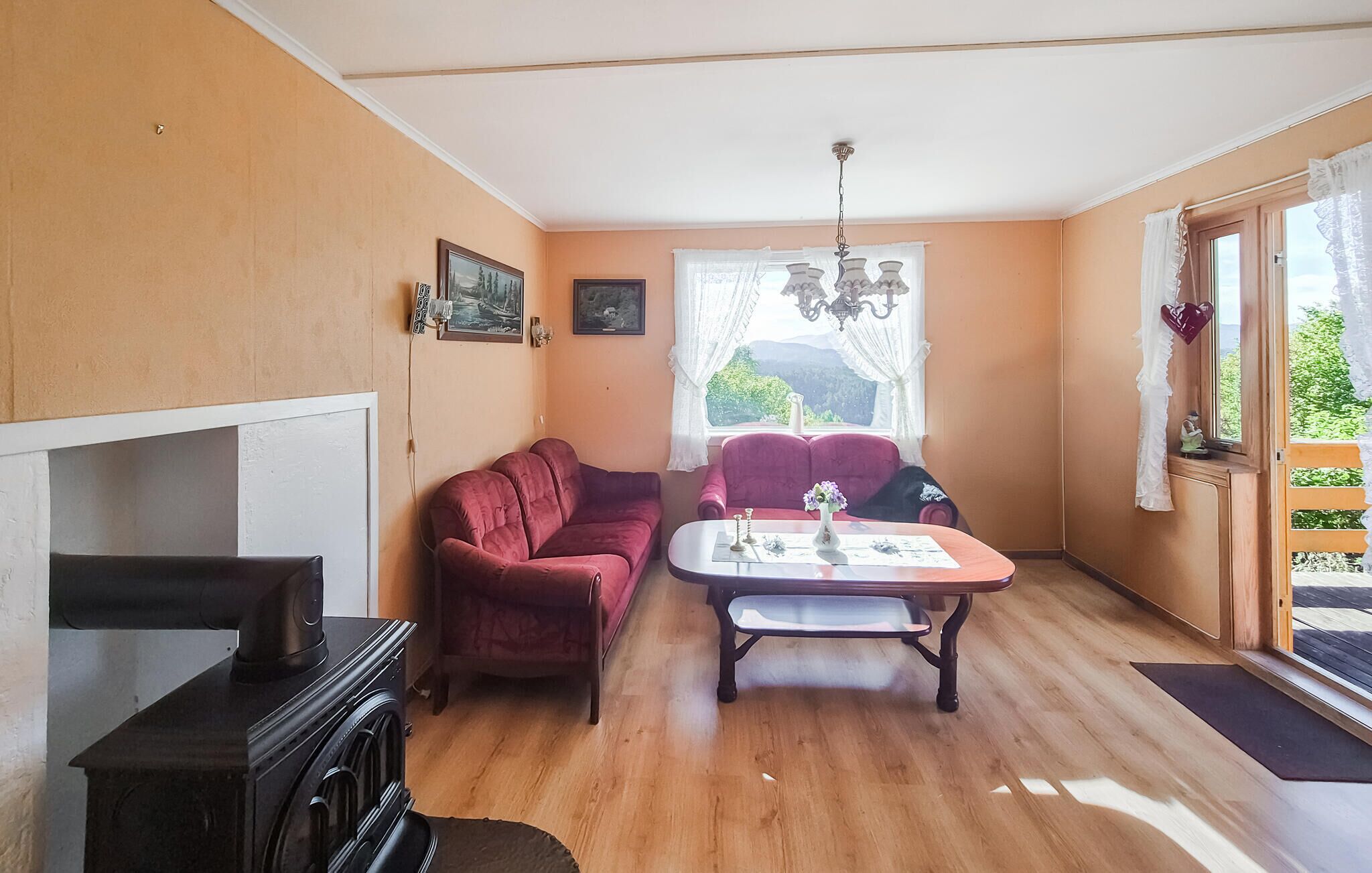 Un salon avec un canapé, une table basse et une cheminée.