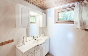 Shower - Beautiful home in Reksteren with WiFi (Reksteren)