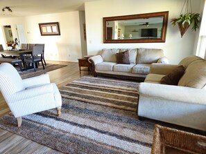 Smart TV, fireplace, books, computer monitors - Entire Home, 5 minutes to WEC and FAST, 3bd, 3 bath FENCED 1 acre King bed.  (Ocala)