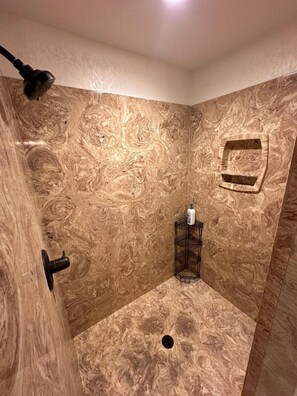 Shower, hair dryer, towels, soap - Entire Home, 5 minutes to WEC and FAST, 3bd, 3 bath FENCED 1 acre King bed. (Ocala)