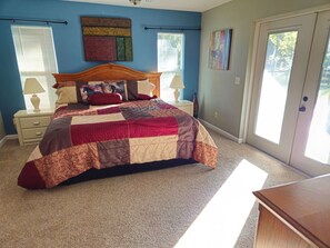 3 bedrooms, desk, iron/ironing board, WiFi - Entire Home, 5 minutes to WEC and FAST, 3bd, 3 bath FENCED 1 acre King bed.  (Ocala)