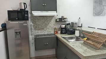 Refrigerador, microondas, parrilla de estufa y cafetera y tetera