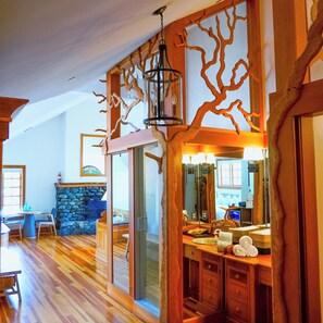 Traditional Suite | Bathroom | Free toiletries, hair dryer, slippers, towels - Sooke Harbour House (Sooke)