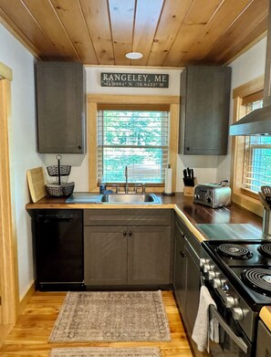 Fridge, microwave, oven, stovetop - Charming Cottage at Pretty Pond (Mount Desert)