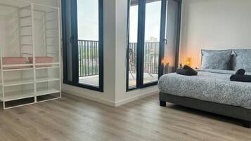 3 habitaciones, tabla de planchar con plancha y cuna de viaje