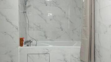 Secadora de cabello, toallas, jabón, papel de baño