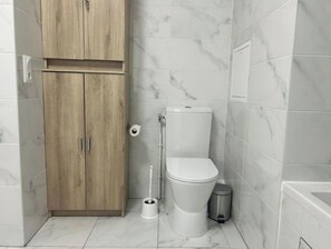 Haartrockner, Handtücher, Seife, Toilettenpapier