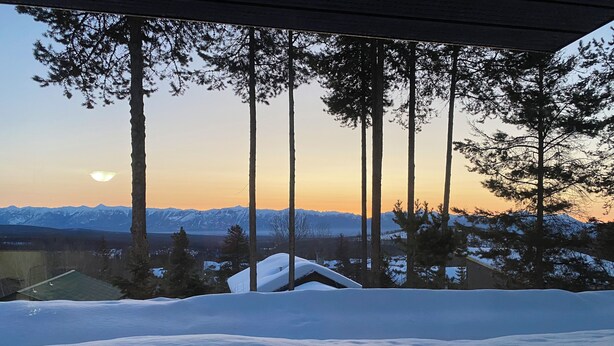 A snowy landscape with a view of mountains and a house in the background. - On Hill Mountain Retreat (Kimberley)