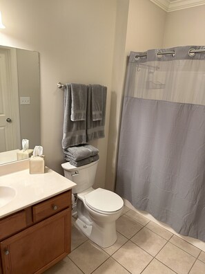 مجففات شعر، مناشف، صابون، شامبو