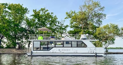 Stunning ship in Havelsee OT Kützkow