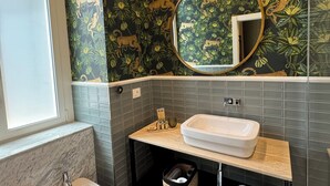A bathroom with a bidet, a sink, a mirror, and a window. - Lovely rooms (La Spezia)