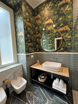 Habitación Deluxe | Baño | Ducha, secador de pelo, zapatillas y bidé