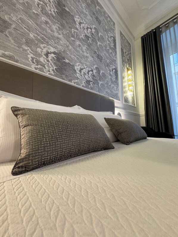 Egyptian cotton sheets, premium bedding, down duvets, pillow-top beds - lovely rooms (La Spezia)