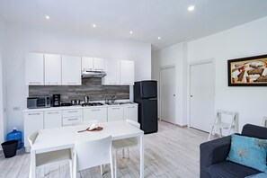 Deluxe Apartment, Balcony, Pool View | Private kitchen | Toaster, blender - Baya Azul Bayahibe - Apto 204 (San Rafael del Yuma)