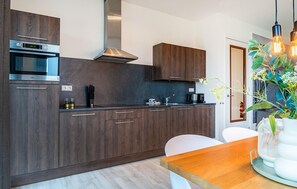 Réfrigérateur, micro-ondes, plaque de cuisson, lave-vaisselle