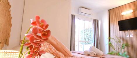 Een bureau, een strijkplank/strijkijzer, wifi, beddengoed