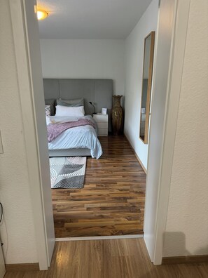 2 bedrooms, desk, iron/ironing board, WiFi