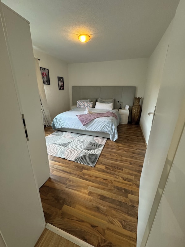 2 Schlafzimmer, Schreibtisch, Bügeleisen/Bügelbrett, WLAN