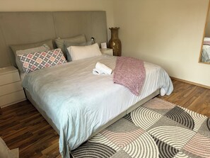 2 Schlafzimmer, Schreibtisch, Bügeleisen/Bügelbrett, WLAN