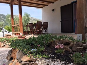Outdoor dining - Country house nestled in the Mediterranean bush (Galtellì)