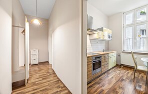 KĂŒhlschrank, Herdplatte, Wasserkocher mit Kaffee-/Teezubehör