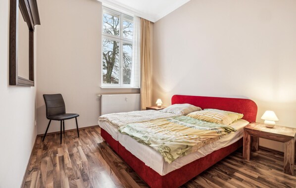 1 bedroom, bed sheets