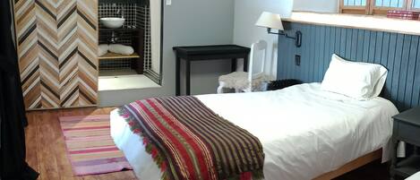 6 bedrooms, WiFi, bed sheets