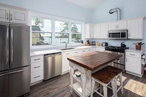 冷蔵庫、電子レンジ、オーブン、コンロ