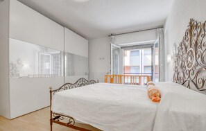 2 habitaciones, tabla de planchar con plancha y cuna de viaje 