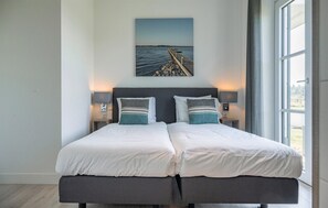 2 bedrooms, travel cot, free WiFi, bed sheets