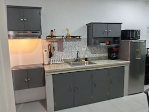 Refrigerador, microondas, parrilla de estufa y cafetera y tetera