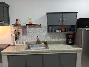 Kühlschrank, Mikrowelle, Herdplatte, Wasserkocher mit Kaffee-/Teezubehör