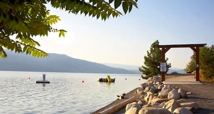 La Casa Cottage Beach Vibe, Entire Home Lake Views