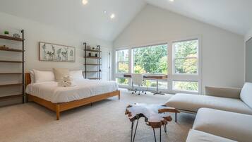 6 bedrooms, desk, iron/ironing board, travel crib