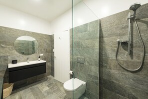 Douche, sèche-cheveux, serviettes fournies, savon