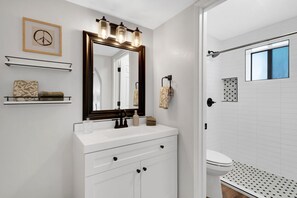 Bruser, hårtørrer, håndklæder, Sæbe