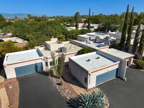 Un quartier résidentiel composé de plusieurs maisons individuelles, chacune dotée d’un garage et d’un toit plat.