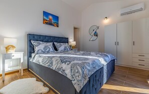 3 quartos, ferros/tábuas de passar roupa, berço de viagem