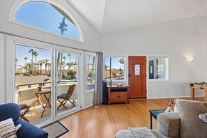 Smart TV, fireplace, table football, books - Luxury Ocean View Townhouse Steps to Sandy Beach (Oceanside)